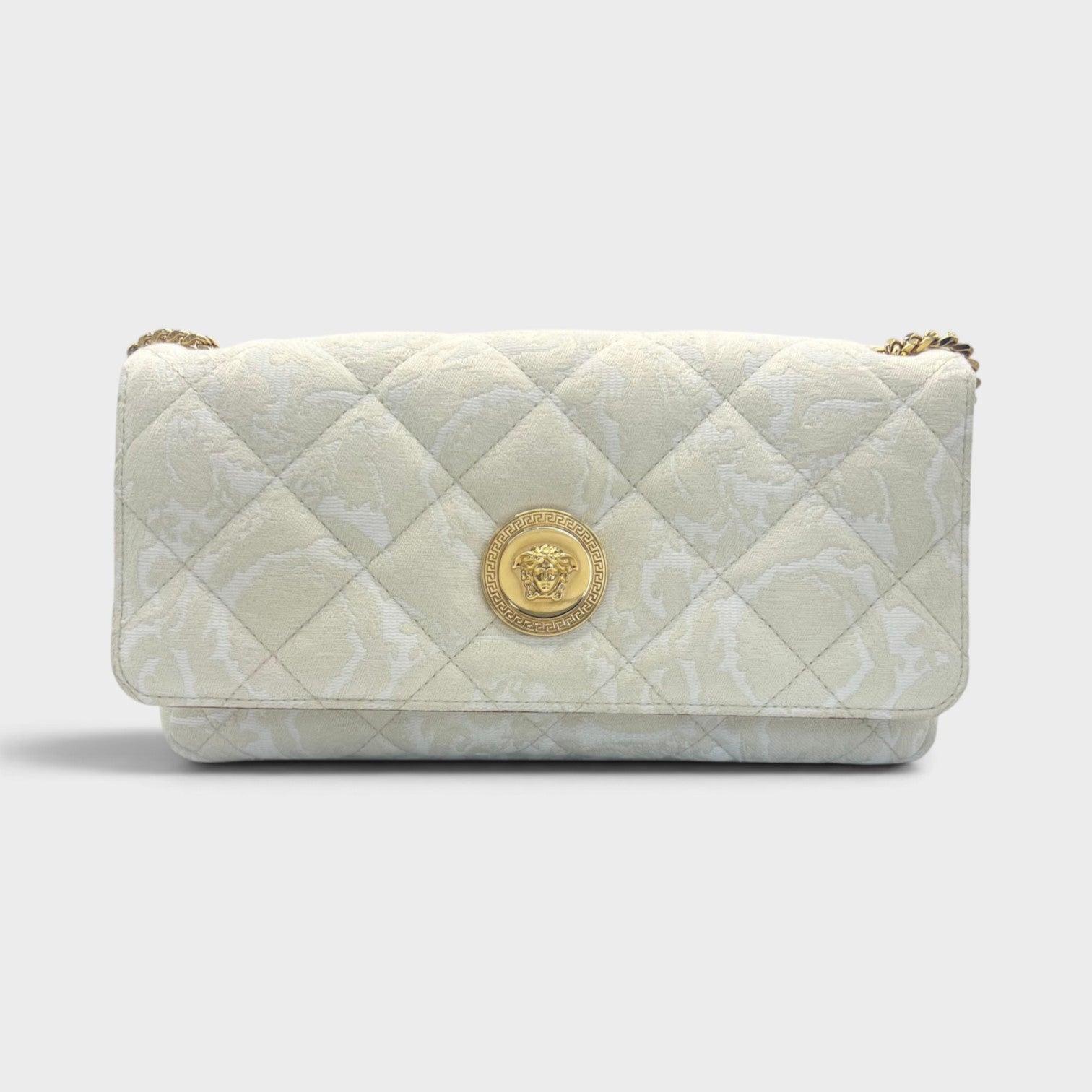 Supplied Fashion beige quilted shoulder bag featuring a gold Medusa head emblem and chain strap