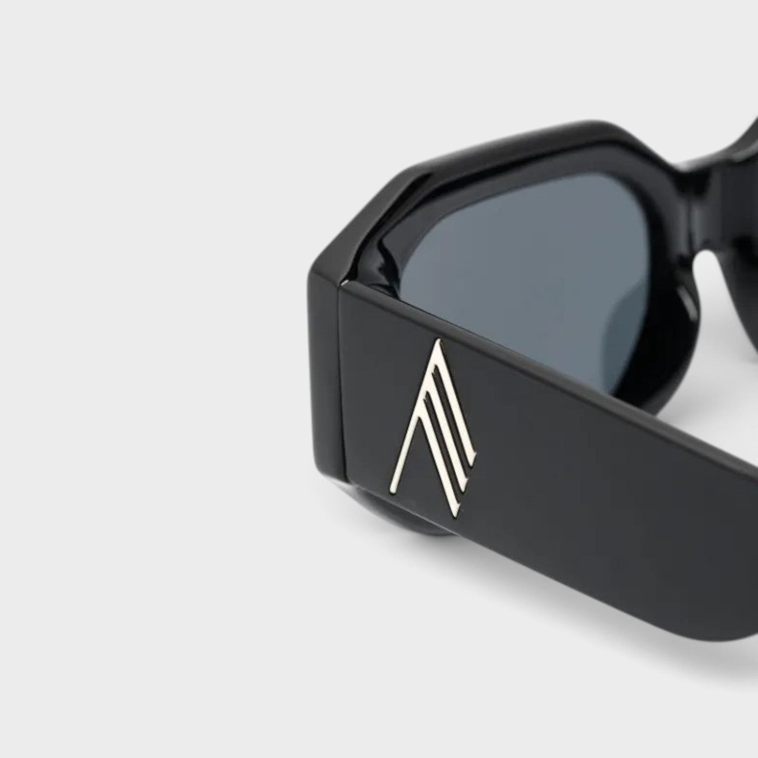 Supplied Fashion Linda Farrow Berta black sunglasses featuring a sleek frame and metallic logo detail on the temple