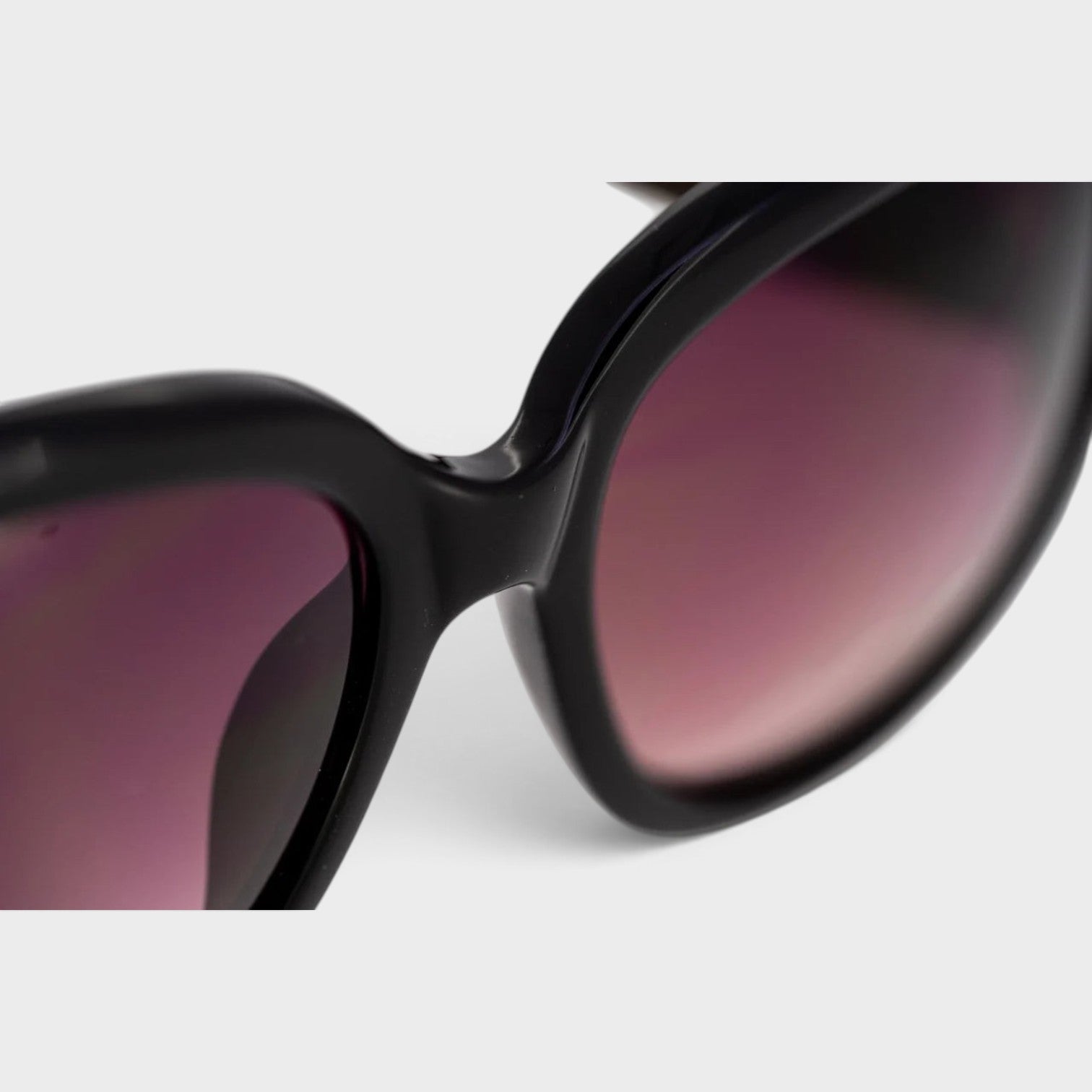 Supplied Fashion Linda Farrow oversized sunglasses featuring a black frame and gradient burgundy lenses.