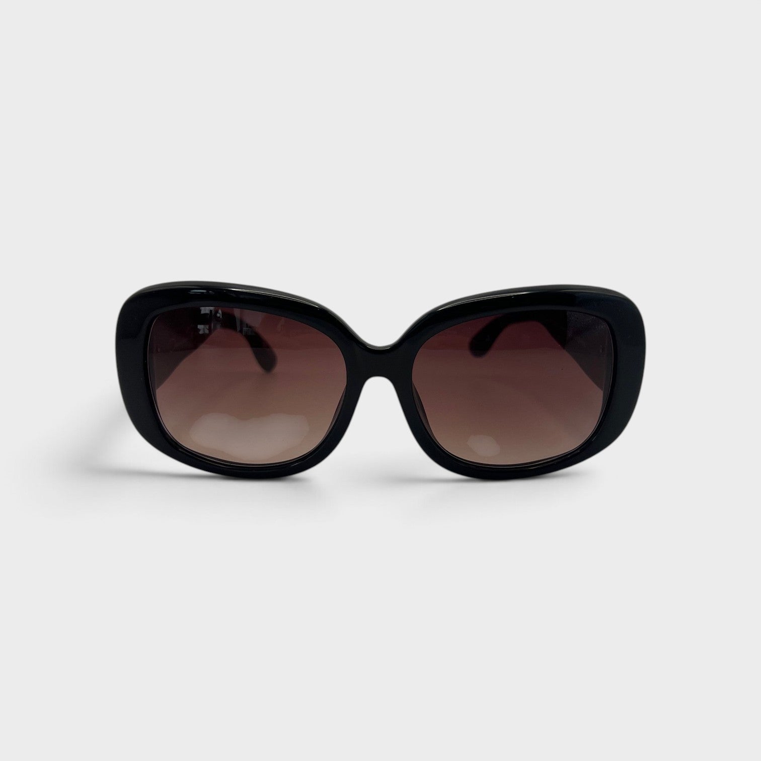 Supplied Fashion Linda Farrow oversized sunglasses featuring a bold black frame and gradient burgundy lenses.